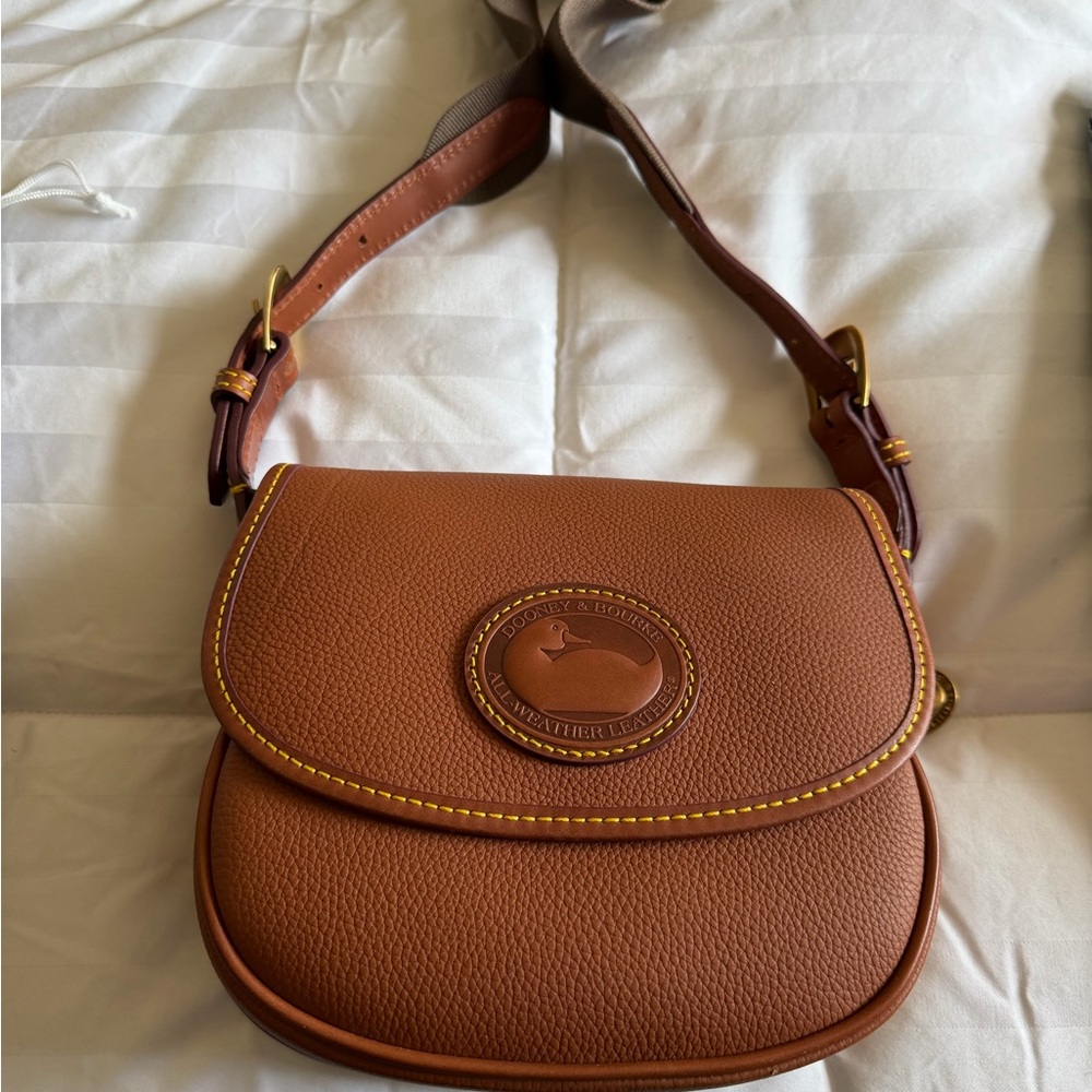 Dooney & Bourke Tan Leather Crossbody Bag w/wallet pre owned.